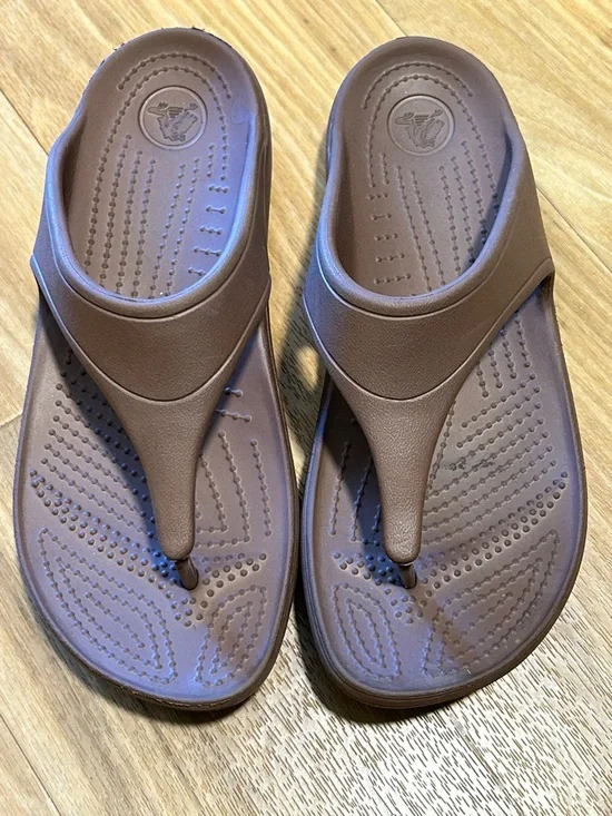 Crocs women’s Brown Foam Flip Flop Sandals - Comfortable Everyday Thongs - Picture 1 of 6